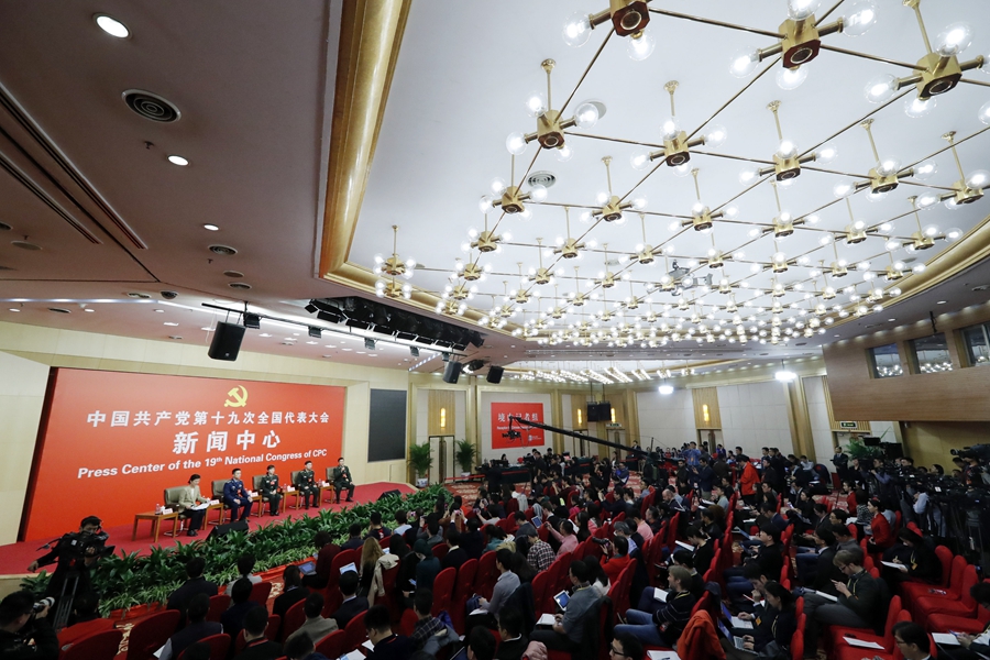 十九大新聞中心舉行“中國特色強軍之路邁出堅定步伐”集體采訪