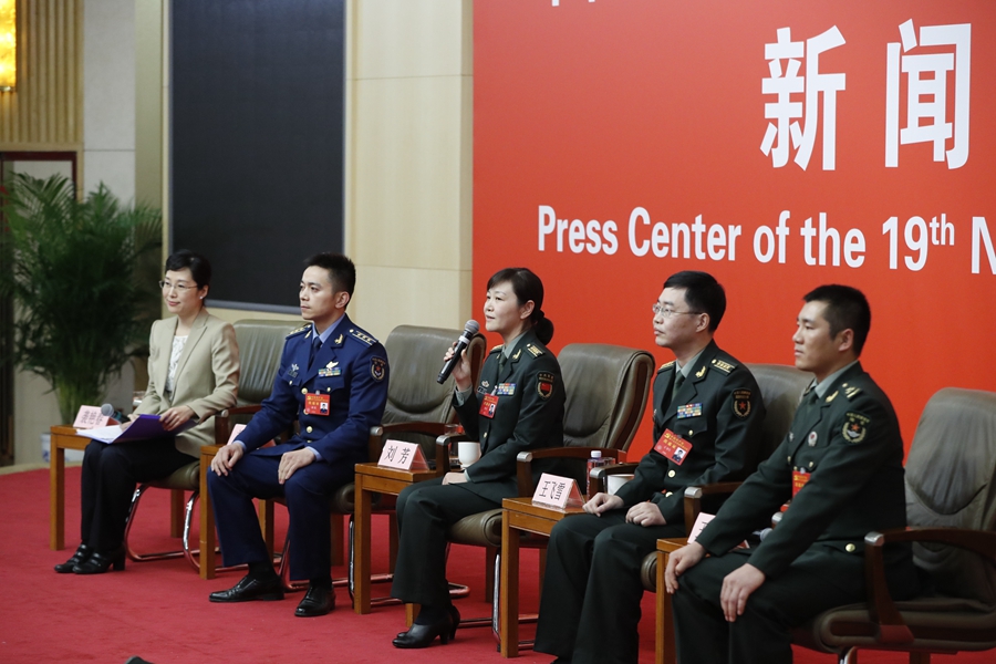 十九大新聞中心舉行“中國特色強(qiáng)軍之路邁出堅(jiān)定步伐”集體采訪