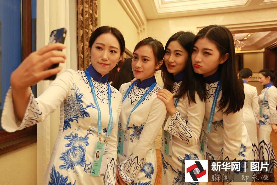 互聯(lián)網(wǎng)大會禮儀穿青花瓷旗袍亮相