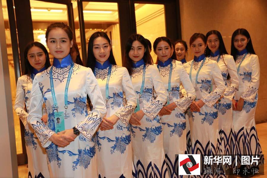 互聯網大會禮儀穿青花瓷旗袍亮相