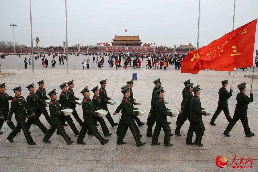 北京迎全國兩會(huì)數(shù)百武警洗天安門護(hù)欄