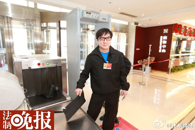 2015政協(xié)會(huì)議開(kāi)幕：明星委員遭媒體圍堵