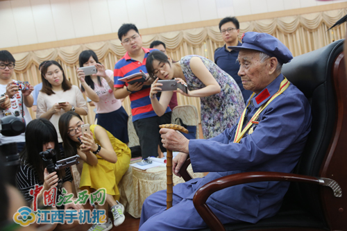 【網(wǎng)絡媒體走轉(zhuǎn)改】網(wǎng)媒記者重陽節(jié)看望百歲老紅軍王承登(圖)
