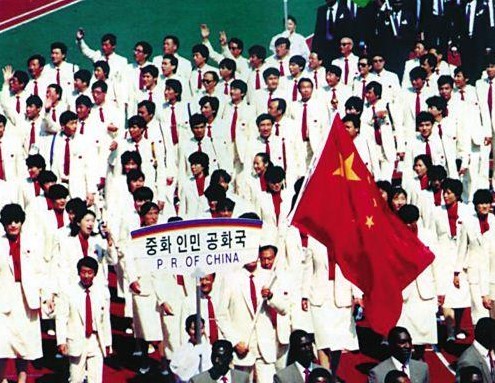 “西紅柿炒雞蛋”入場(chǎng)服火了！ 中國(guó)隊(duì)竟然穿了三屆奧運(yùn)