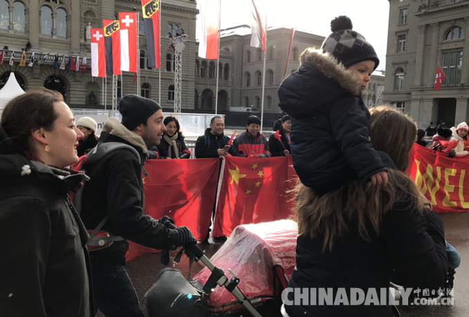 習(xí)近平抵達(dá)瑞士聯(lián)邦進(jìn)行國事訪問 當(dāng)?shù)厝A人華僑熱情迎接