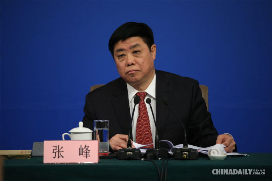 工信部部長(zhǎng)苗圩就“推進(jìn)實(shí)施‘中國(guó)制造2025’”答記者問(wèn)
