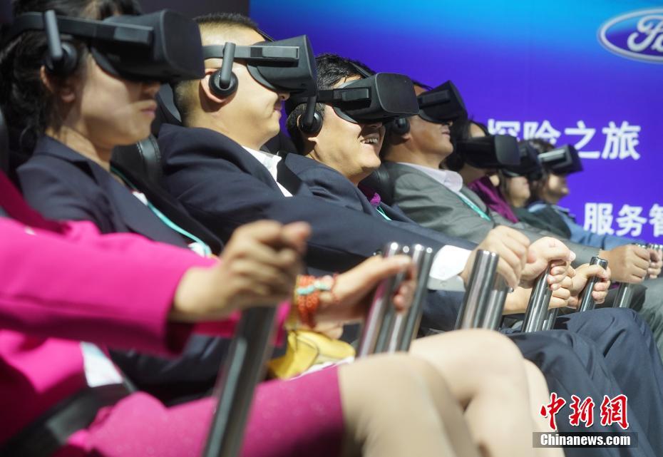 首屆進(jìn)博會(huì) 參觀者用VR觀看汽車產(chǎn)品介紹
