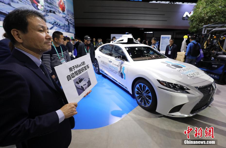 首屆進(jìn)博會(huì) 參觀者用VR觀看汽車(chē)產(chǎn)品介紹