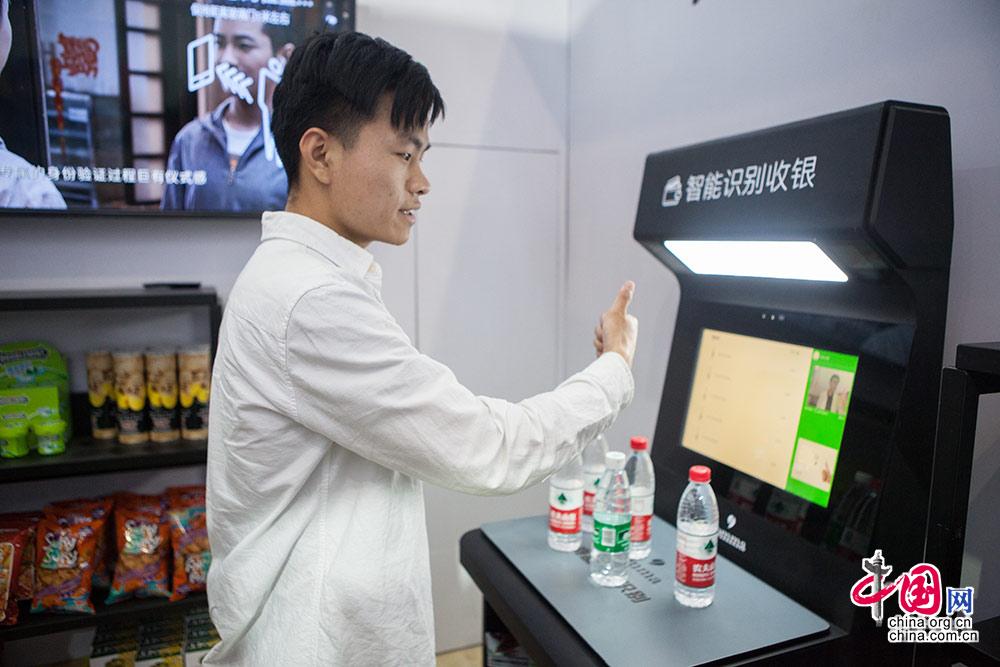 手勢(shì)支付、無(wú)人駕駛、 AI 導(dǎo) 覽 ……數(shù)字中國(guó)建設(shè)成果展覽會(huì)亮點(diǎn)搶先看 [ 組圖 ]