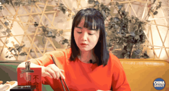 【學(xué)中文懂中國】英國小哥有點飄了，都敢和中國小姐姐比賽包餃子了！