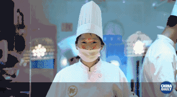 【學(xué)中文懂中國】英國小哥有點飄了，都敢和中國小姐姐比賽包餃子了！