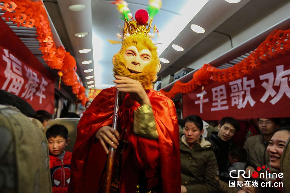 【網(wǎng)絡(luò)媒體走轉(zhuǎn)改】列車春晚鬧新春 溫暖回家過(guò)大年