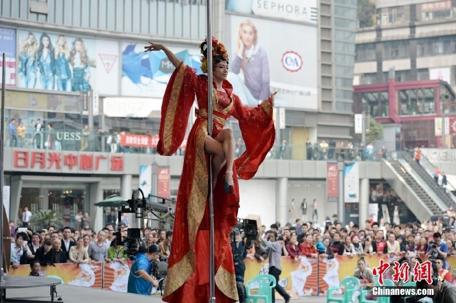 盤點(diǎn)鋼管舞性感著裝 比基尼鄉(xiāng)村花衣齊上陣