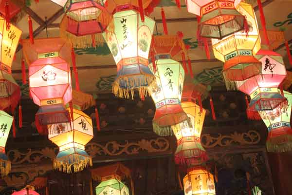 第22屆自貢國(guó)際恐龍燈會(huì)游人如織
