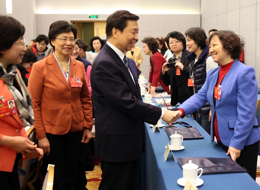 李源潮參加婦聯(lián)界別聯(lián)組討論 向女委員獻花
