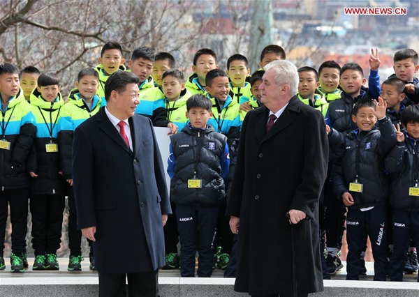 習(xí)近平會見中捷冰球、足球少年運動員