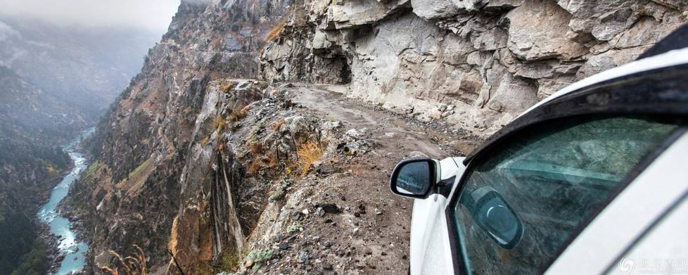 通往喜馬拉雅山谷的危險公路