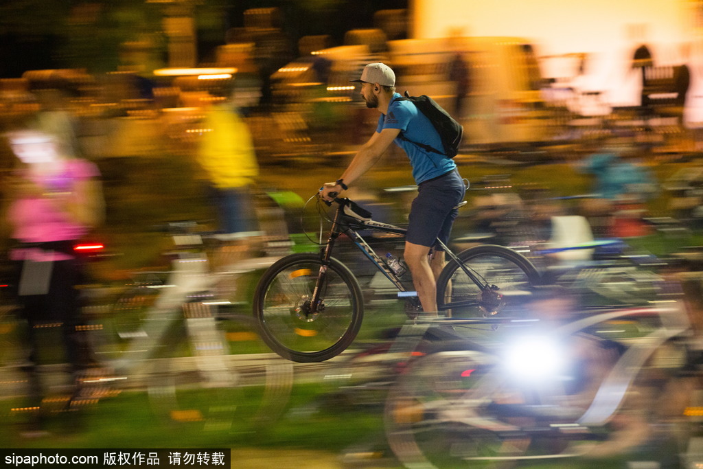 2016莫斯科夜騎活動 夜光酷炫自行車?yán)L(fēng)十足