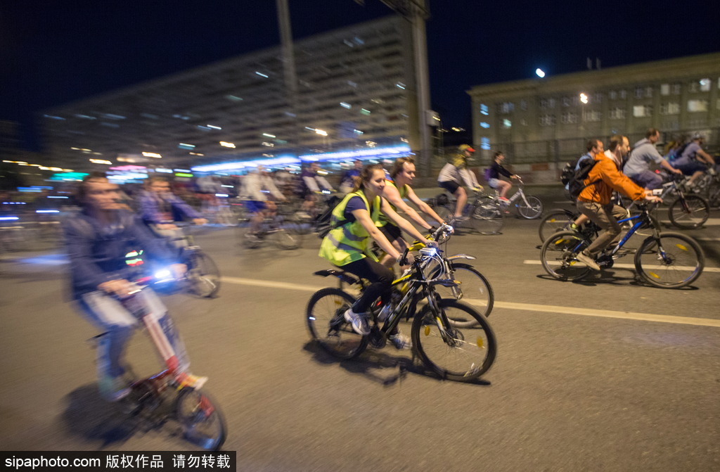 2016莫斯科夜騎活動(dòng) 夜光酷炫自行車(chē)?yán)L(fēng)十足