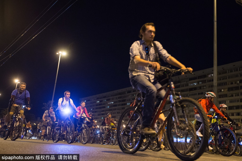 2016莫斯科夜騎活動(dòng) 夜光酷炫自行車?yán)L(fēng)十足