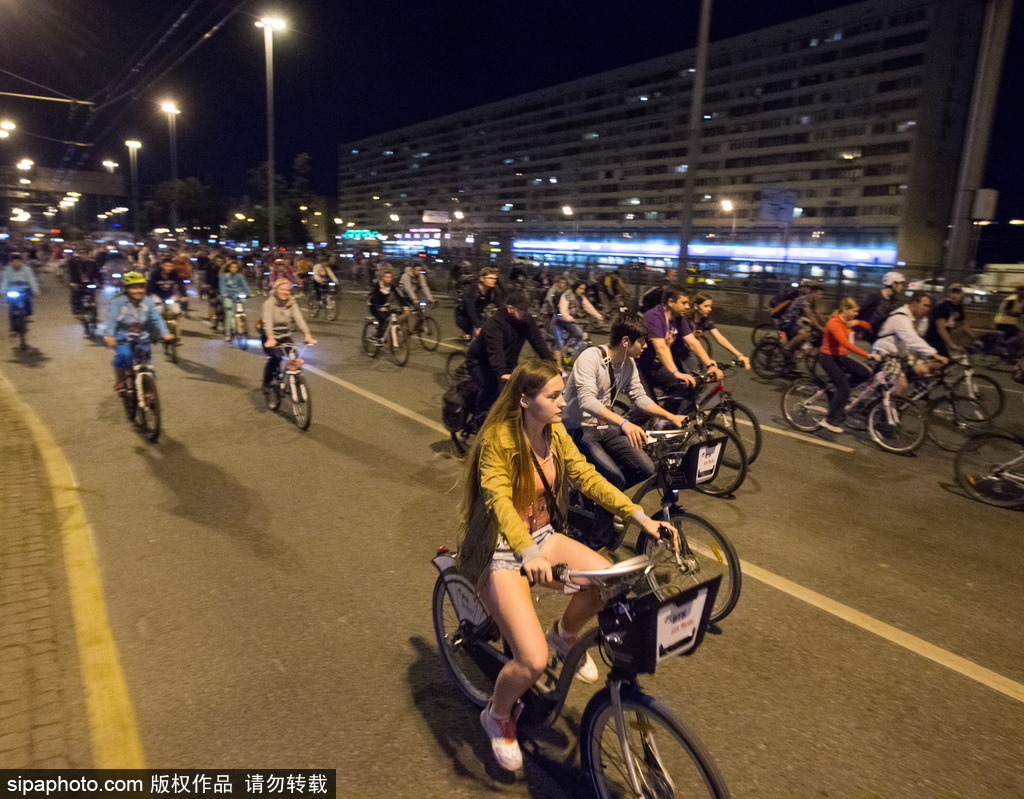 2016莫斯科夜騎活動(dòng) 夜光酷炫自行車?yán)L(fēng)十足