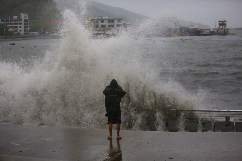 臺風(fēng)“妮妲”登陸深圳 全市進入暴雨防御狀態(tài)
