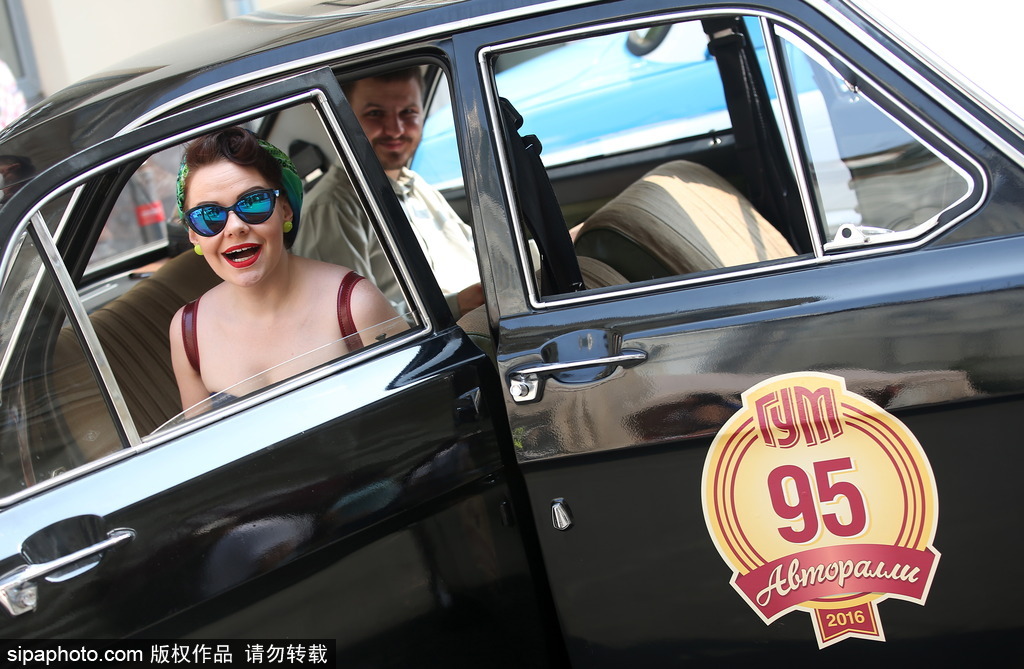 稀有古董車大集結(jié) 莫斯科舉行復(fù)古車游行
