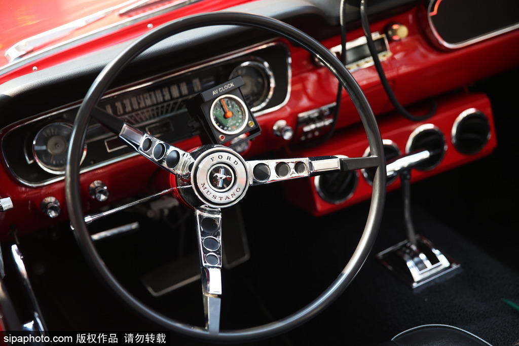 稀有古董車(chē)大集結(jié) 莫斯科舉行復(fù)古車(chē)游行