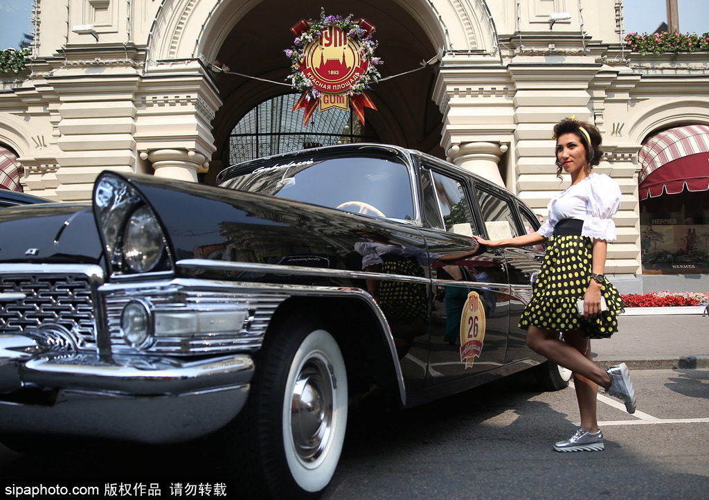 稀有古董車(chē)大集結(jié) 莫斯科舉行復(fù)古車(chē)游行