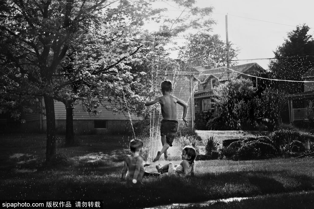 “童年不插電”系列經(jīng)典攝影作品 童趣黑白最純粹