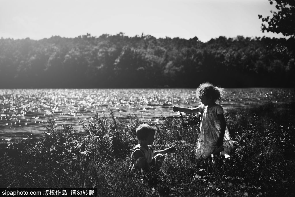 “童年不插電”系列經(jīng)典攝影作品 童趣黑白最純粹