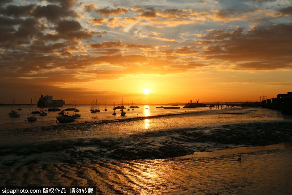 英國(guó)泰晤士河日出美景 迎來九月第一縷曙光