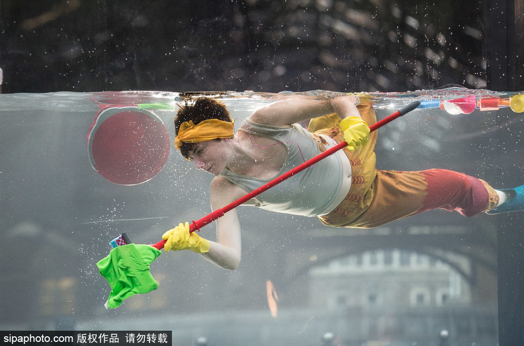 英國(guó)：水下表演項(xiàng)目Holoscenes亮相倫敦 所有節(jié)目在狹小水缸中完成