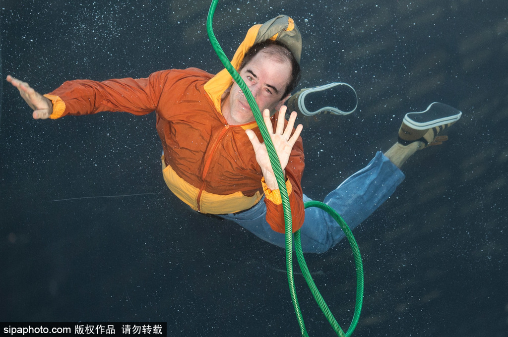 英國：水下表演項目Holoscenes亮相倫敦 所有節(jié)目在狹小水缸中完成