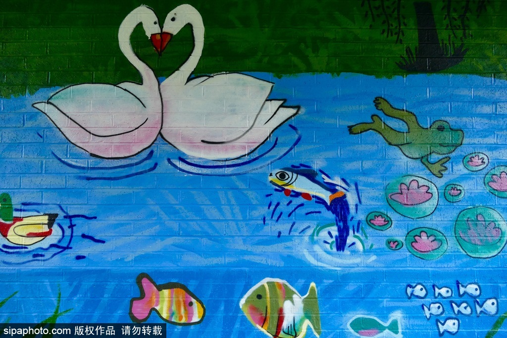 英國：卡通藝術(shù)作品亮相牛津運(yùn)河橋底 繽紛多彩趣味十足