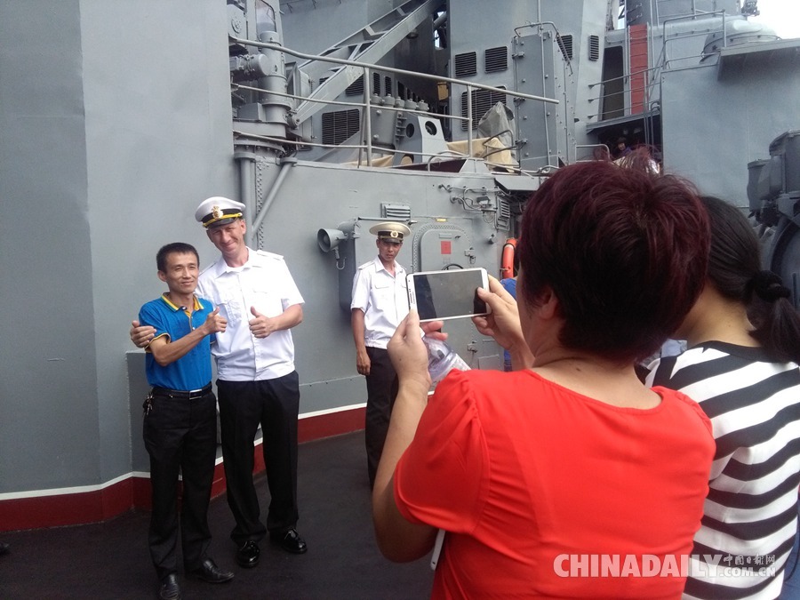 中俄演習艦艇對外開放 湛江市民排隊參觀