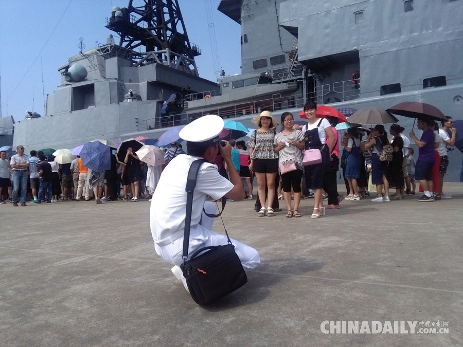 中俄演習(xí)艦艇對(duì)外開(kāi)放 湛江市民排隊(duì)參觀