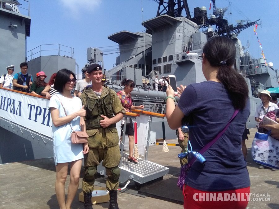 中俄演習(xí)艦艇對外開放 湛江市民排隊參觀