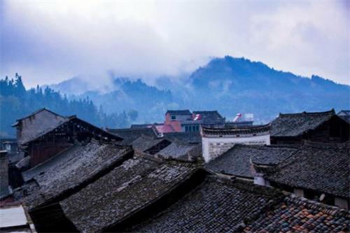國(guó)慶去哪兒？汪涵現(xiàn)身萬(wàn)人盛宴，就約你隆里古城見(jiàn)！