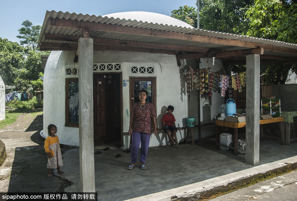 印尼海嘯十年后的災(zāi)民村 圓頂房屋造型奇特成旅游景點