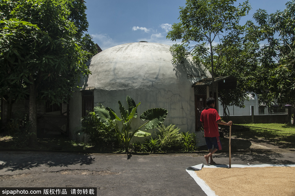 印尼海嘯十年后的災(zāi)民村 圓頂房屋造型奇特成旅游景點