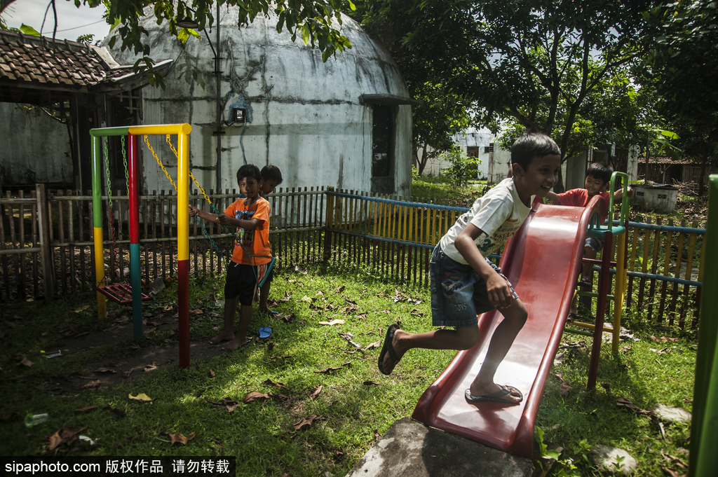 印尼海嘯十年后的災(zāi)民村 圓頂房屋造型奇特成旅游景點
