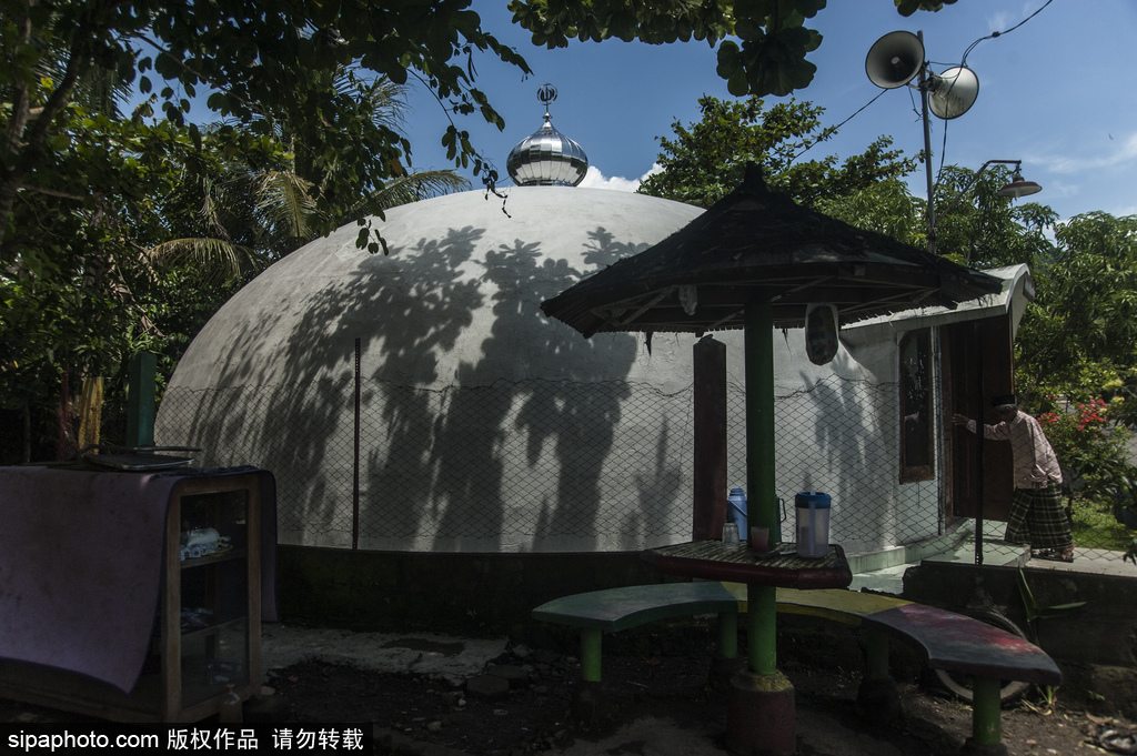 印尼海嘯十年后的災(zāi)民村 圓頂房屋造型奇特成旅游景點