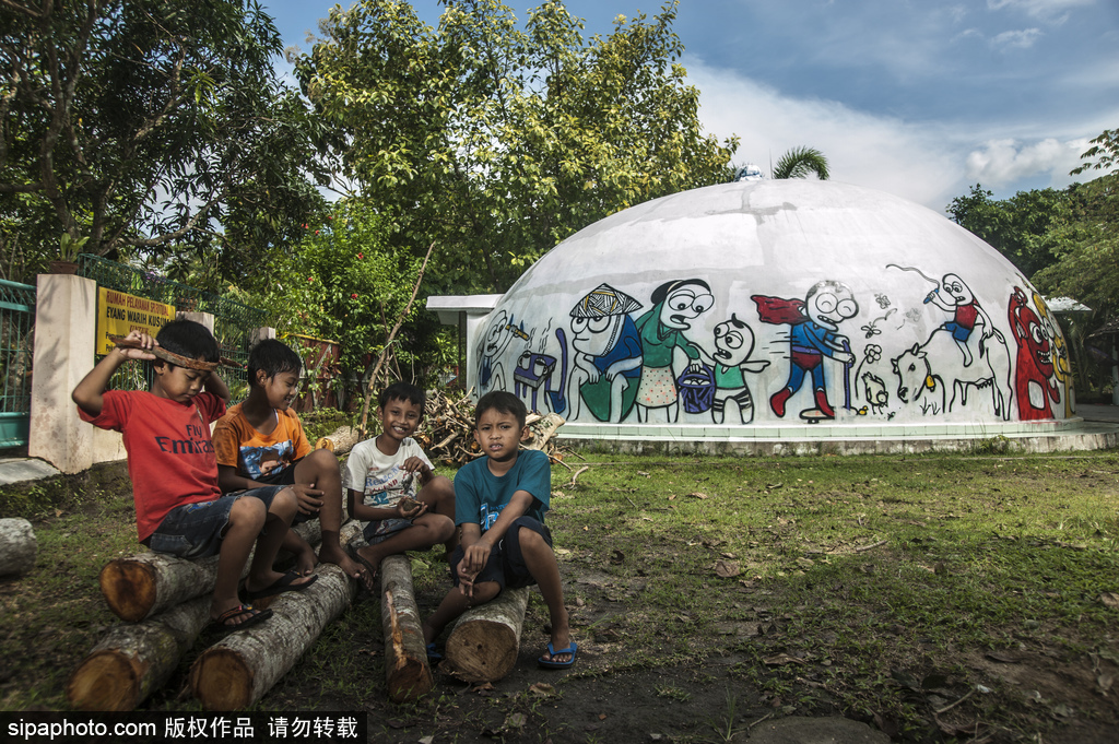 印尼海嘯十年后的災(zāi)民村 圓頂房屋造型奇特成旅游景點(diǎn)