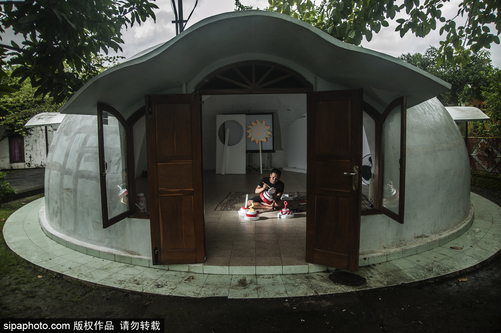 印尼海嘯十年后的災(zāi)民村 圓頂房屋造型奇特成旅游景點