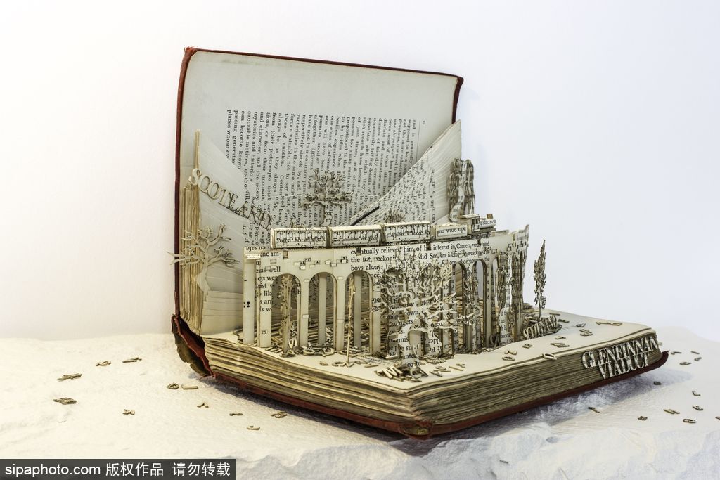 英國設計師打造立體書頁雕塑 重現(xiàn)哈利波特經典場景