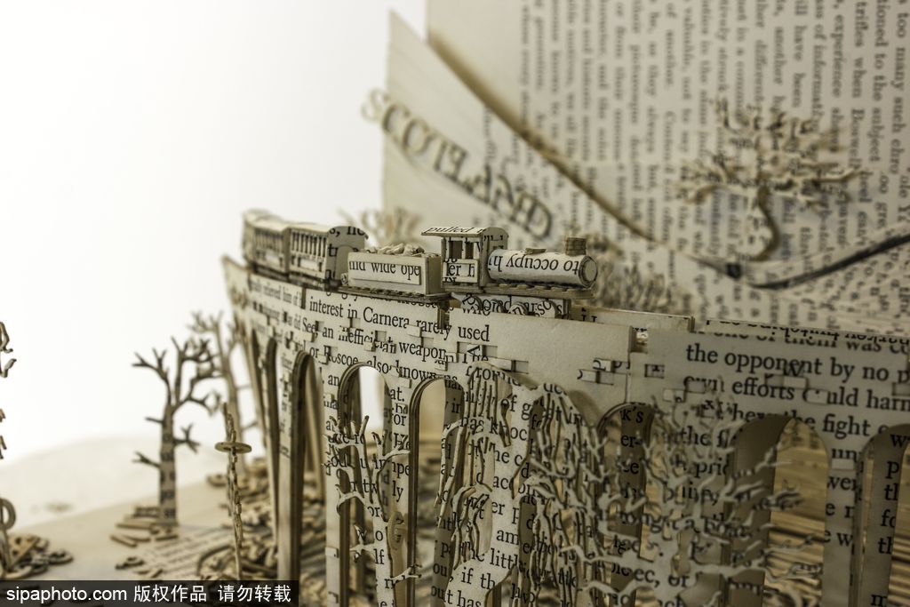 英國(guó)設(shè)計(jì)師打造立體書(shū)頁(yè)雕塑 重現(xiàn)哈利波特經(jīng)典場(chǎng)景