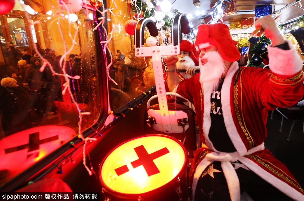 狂歡音樂巴士現(xiàn)身圣彼得堡 “圣誕老人”一路演奏氣氛超嗨