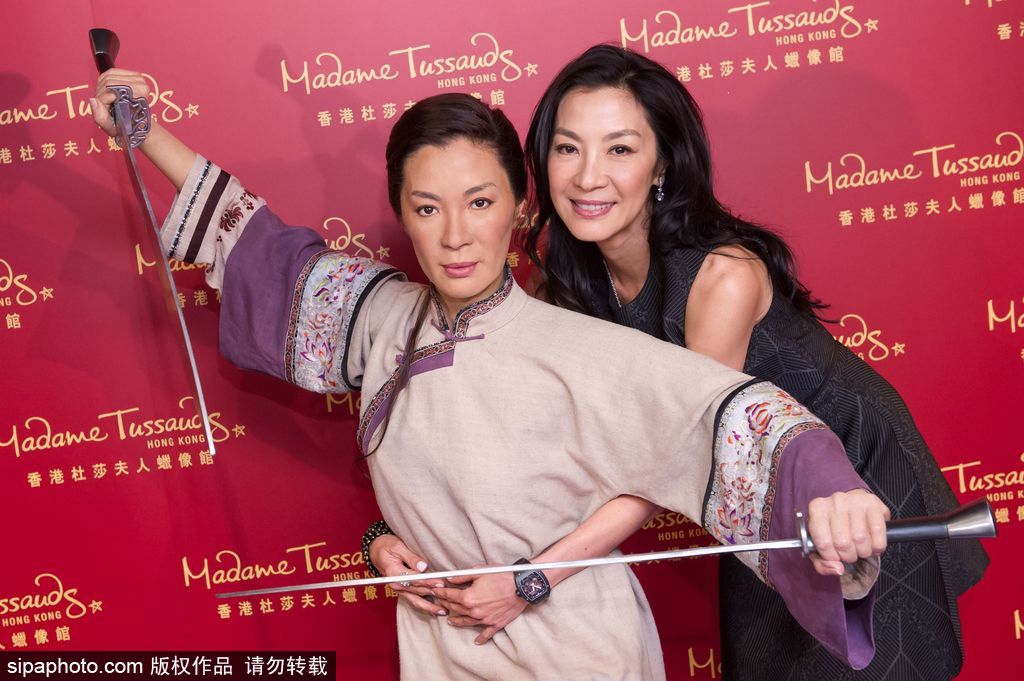 鹿晗蠟像被親掉色？盤點明星VS蠟像大對比