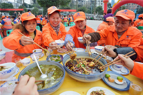 暖心！重慶一餐飲店請(qǐng)526名環(huán)衛(wèi)工吃團(tuán)年飯